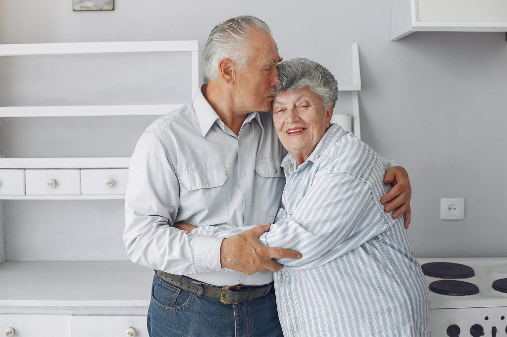 sos eredità coppia anziana felice che si abbraccia
